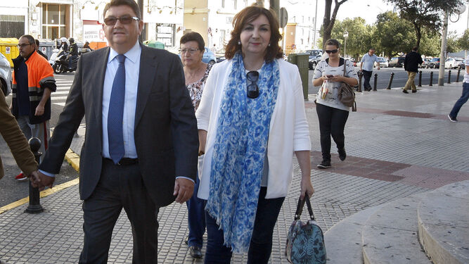 Lorenzo Sánchez y Eva Corrales, ex alcaldes de Rota.