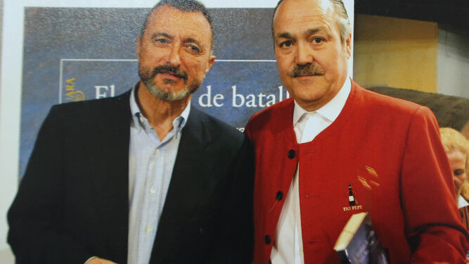 Paco Gand&oacute;n, junto a Arturo P&eacute;rez-Reverte.&nbsp;