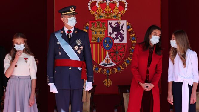 Los reyes Felipe y Letizia, junto a la princesa Leonor (i) y la infanta Sofía (d) durante el acto organizado con motivo del Día de la Fiesta Nacional, en Madrid este lunes