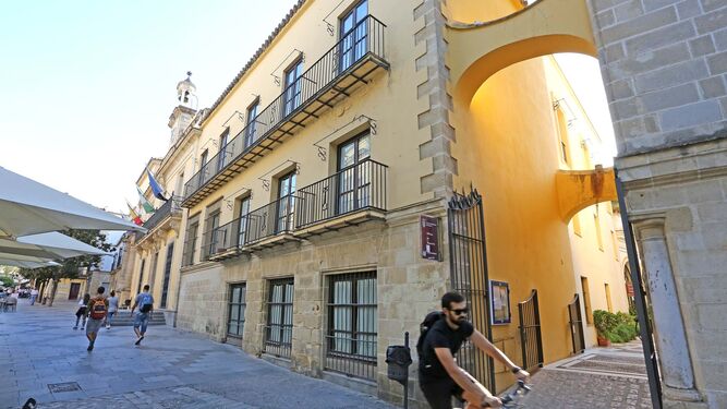 Un ciclista pasa ante el edificio del Ayuntamiento de Jerez, de los más insolventes de España.