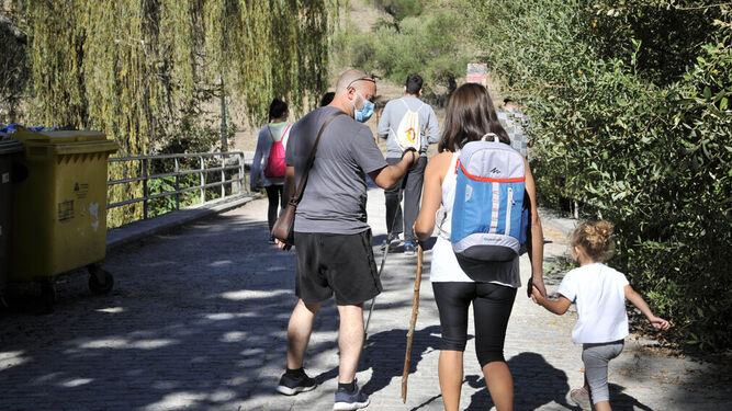 Numerosos visitantes también en el sendero del río Majaceite durante el Puente del Pilar.
