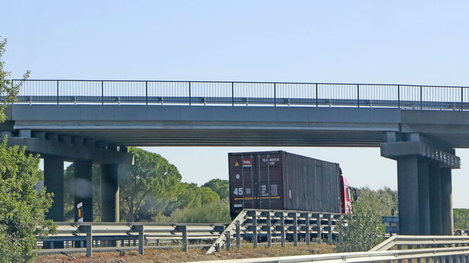 Un camión pasando bajo la renovada estructura del puente.