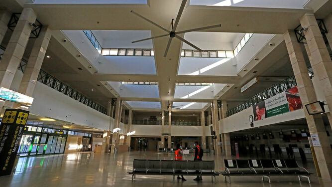 Imagen captada este miércoles de la terminal de salidas del aeropuerto de Jerez con sus instalaciones vacías.