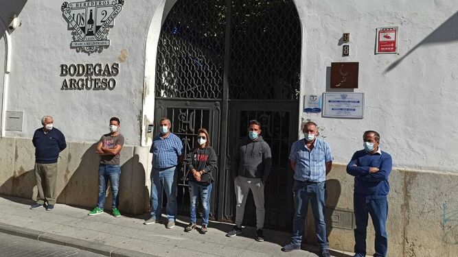 Trabajadores de Argüeso durante la concentración este jueves ante las instalaciones de la bodega en el centro de Sanlúcar.