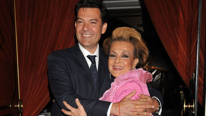 Augusto Algueró Junior abrazo a su madre en una imagen de archivo.