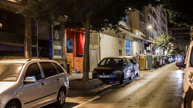 En la calle Muñoz Arenillas de Cádiz la Policía Local cerró un par de locales esta semana por permanecer abiertos más allá de la una de la mañana.