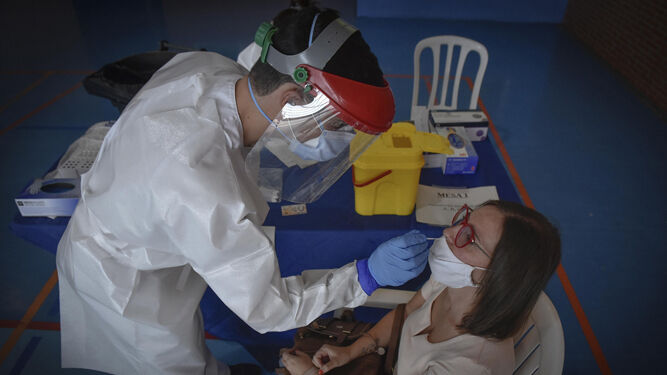 Un sanitario realiza una prueba PCR en la localidad sevillana de Écija.