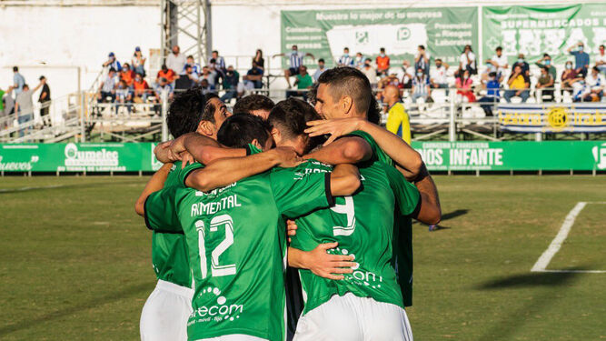 El blanquiverdes celebran su gol al Recre en El Palmar.