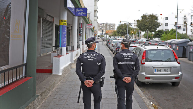 Dos agentes locales de patrulla por las calles de Icovesa este lunes por la tarde.