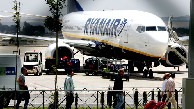 Pasajeros de un vuelo de Ryanair en el aeropuerto de Jerez, en una imagen de archivo.