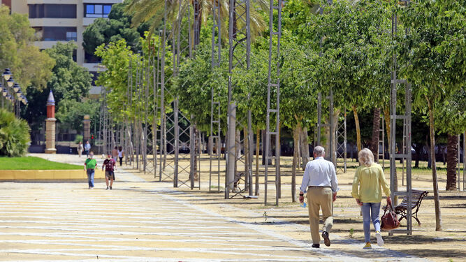 Varios ciudadanos paseando en  el parque González Hontoria en el mes de mayo