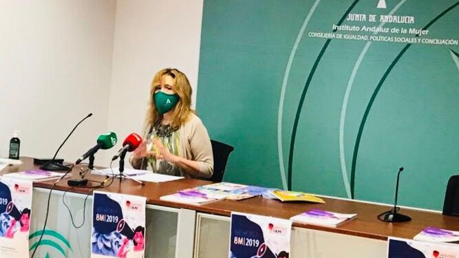 La asesora de programa del Instituto Andaluz de la Mujer (IAM) en Cádiz, Ana Fidalgo, presenta la memoria de actividades de 2019.