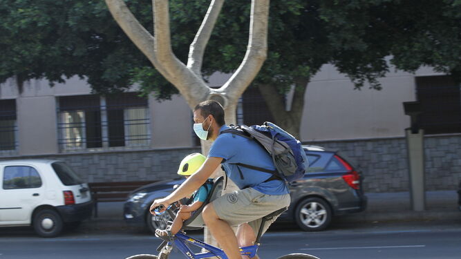 Un ciclista con mascarilla en Almería.