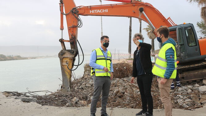 El alcalde Miguel Molina, durante la visita a las obras de remodelación del recinto portuario.