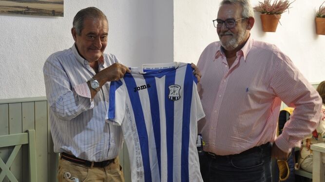 Ángel Revaliente, con la camiseta del Jerez Industrial junto a Manu Garro.