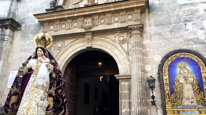 Madre de Dios del Rosario saliendo de la iglesia de la Victoria.