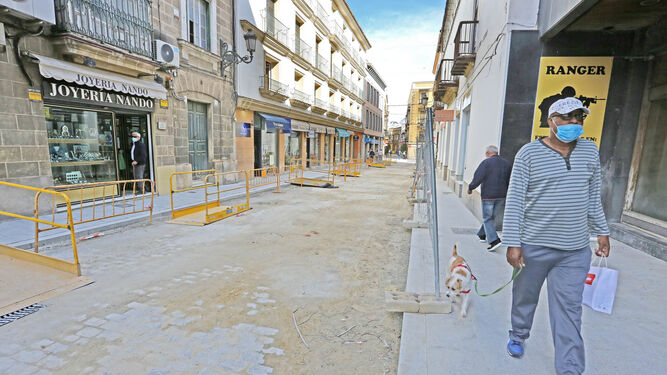 La calle Santa María, esta mañana con vallas y pasarelas peatonales.