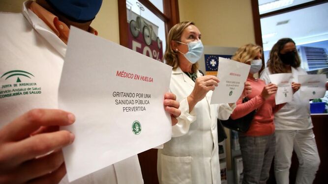 Médicos de atención primaria de la plataforma Basta Ya Cádiz portando carteles de protesta durante la rueda de prensa.
