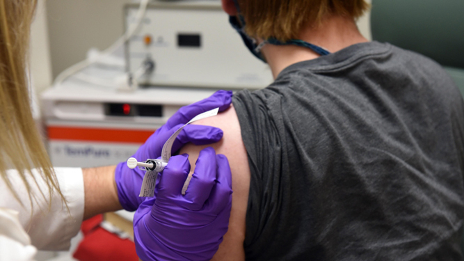 Un voluntario es inoculado con una vacuna contra la Covid-19.