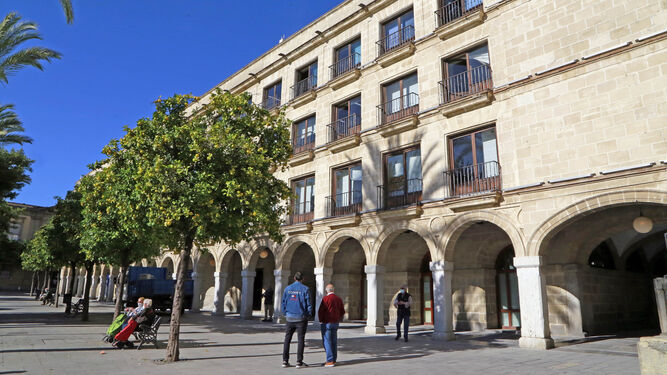 Acceso a la Delegación Municipal de Urbanismo en el edificio Los Arcos.
