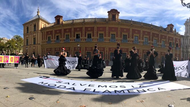 Jerez se suma a la manifestaci&oacute;n por la moda flamenca de Sevilla