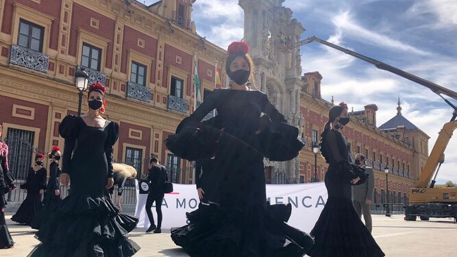 Las modelos vestidas de luto, junto al Palacio San Telmo.