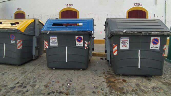 Contenedores de residuos, junto a la plaza de toros isleña.