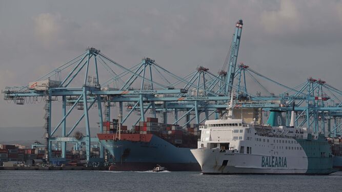 Dos barcos en el Puerto de Algeciras.
