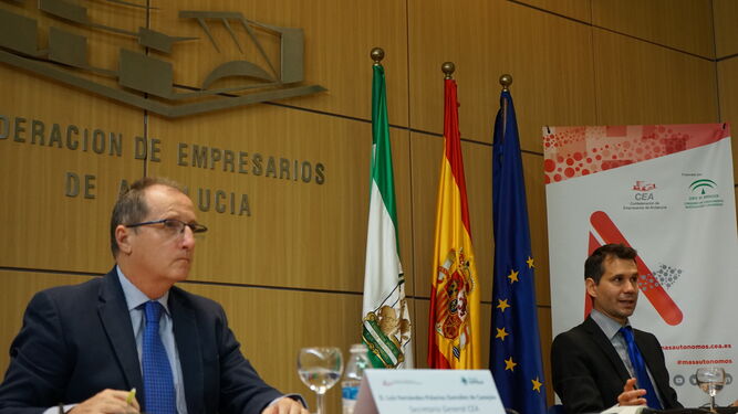 Luis Fernández-Palacios, secretario general de la CEA, y Olexandr Nekhay, profesor de Economía de Loyola.