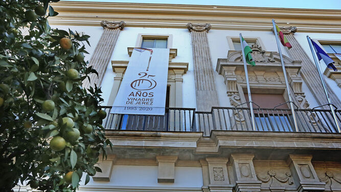 Cartel conmemorativo del 25 aniversario del Vinagre de Jerez colgado en la sede del Consejo Regulador.