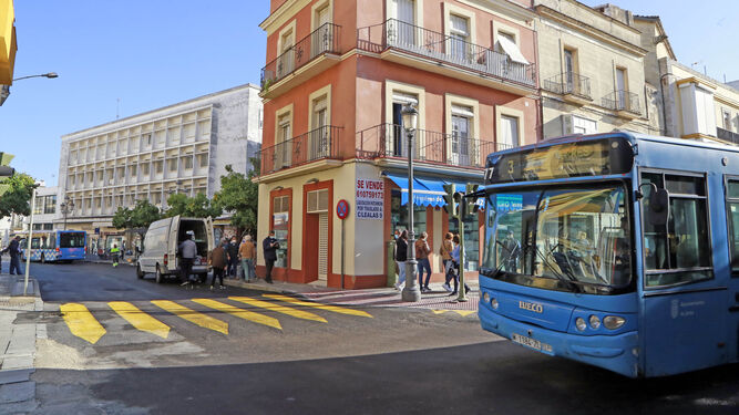 Un autobús, doblando por Corredera para acceder a la plaza Esteve.