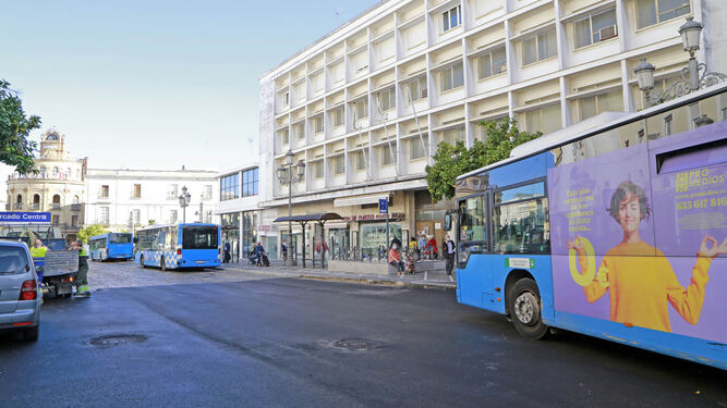 La plaza Esteve recupera la normalidad y a los autobuses