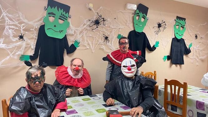 Algunos de los residentes de Afanas Jerez, celebrando su particular Halloween.