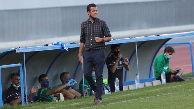 Pérez Herrera no paró de dar instrucciones a sus jugadores y sus  durante todo el encuentro.