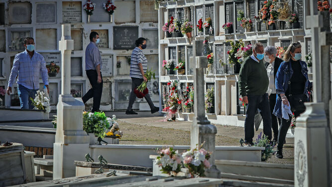 D&iacute;a de Todos los Santos en el cementerio de Jerez