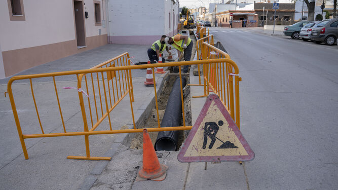 Obras en la calle San Onofre, el el tramo cercano a Santo Entierro, para crear canalizaciones de pluviales.