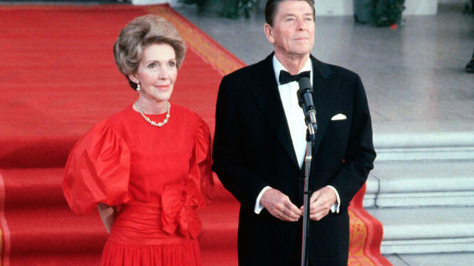 Nancy Reagan, de rojo, uno de sus colores preferidos. A su lado, su marido.