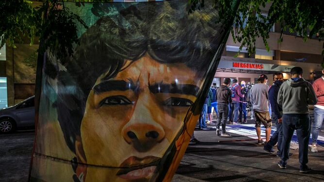 Aficionados se juntan en la clínica donde se encuentra ingresado Maradona.