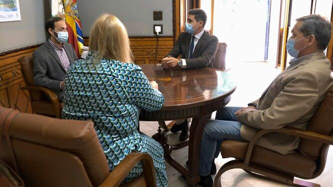 El parlamentario autonómico de Cs Sergio Romero, reunido con el alcalde de Sanlúcar, Víctor Mora (PSOE), en el Palacio Municipal.