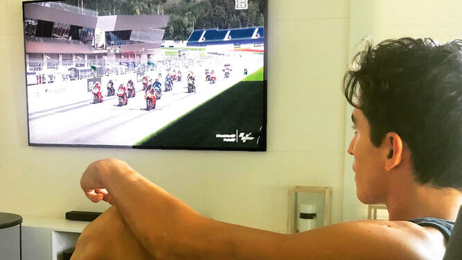 Marc Márquez observa en su casa la salida del Gran Premio de Austria.
