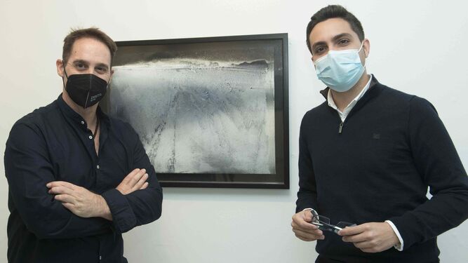 David Saborido y Antonio González, diputado de Cultura, en la presentación hoy de la exposición del pintor jerezano.