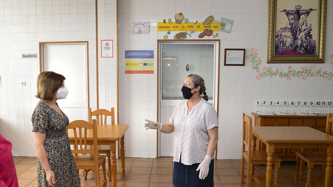 Sor Teresa, en el comedor de El Salvador, en una visita de Carmen Collado, delegada de Acción Social del Ayuntamiento.