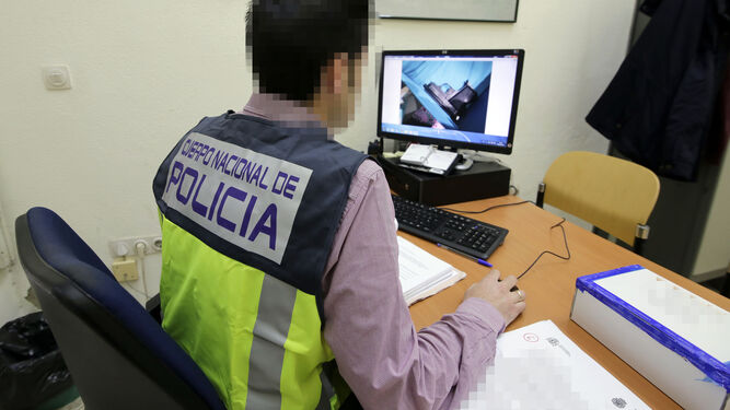 Un agente de la Policía Nacional de Jerez, haciendo un seguimiento por la red.