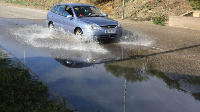 Un vehículo cruzando un charco de agua este sábado en Jerez