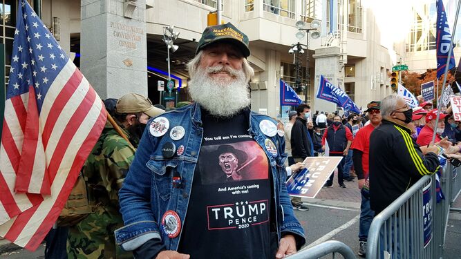 Un seguidor del presidente Trump, protestando frente al Centro de Convenciones de Pensilvania