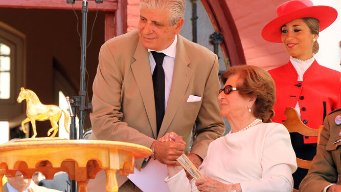 María Pemán junto a su hijo Manuel Guerrero, con el Caballo de Oro que le concedieron a su esposo, Ramón Guerrero, en la Feria del Caballo de 2012.