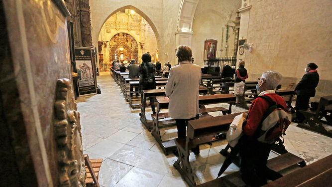 Fieles en la celebración de la eucaristía en Santo Domingo.