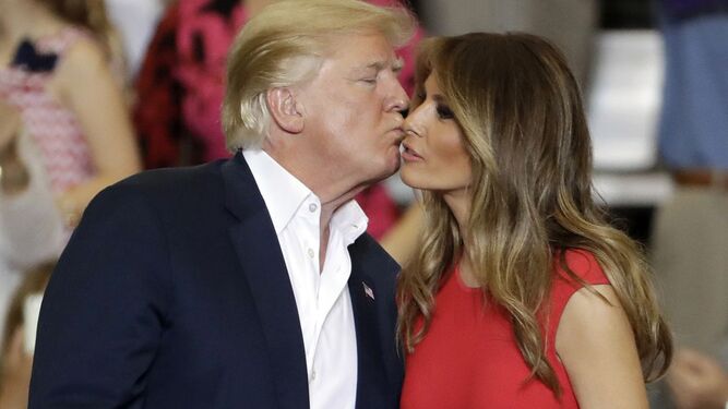 Donald Trump besa a su mujer Melania, tras un mitin político.
