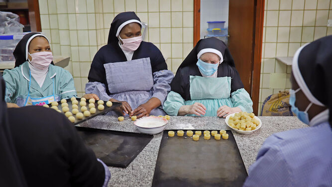 Las hermanas de Santa Rita preparan dulces a domicilio en Jerez