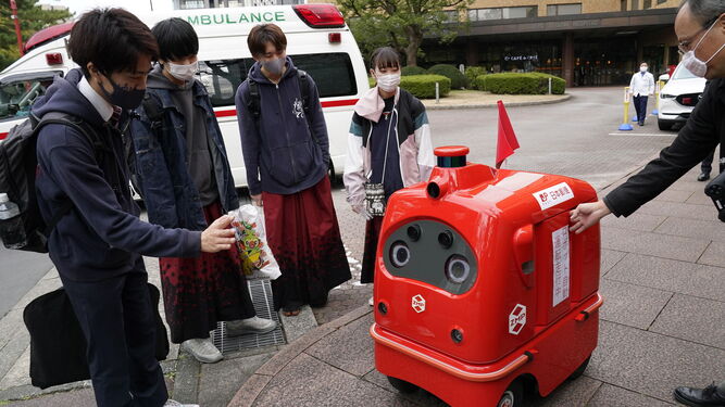 El robot 'DeliRo' transporta objetos en un hospital de Tokio.